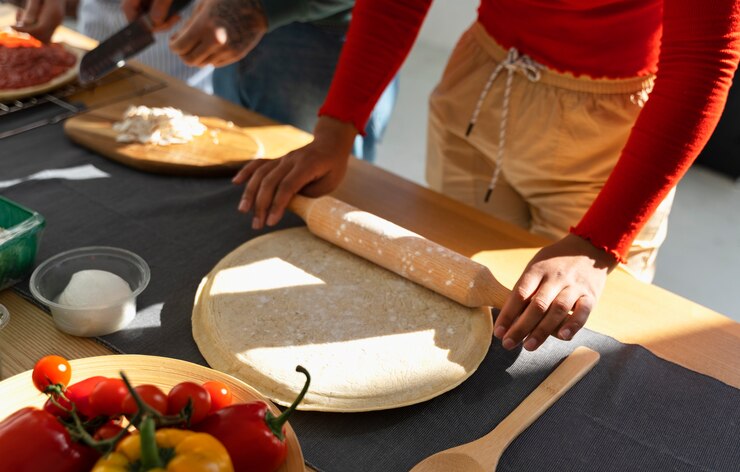Foto grátis família de alto ângulo cozinhando uma pizza deliciosa