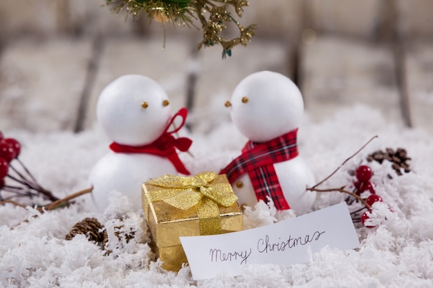 Família de bonecos de neve com uma mensagem de feliz natal