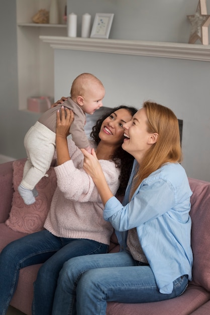 Família de duas mães tendo um bebê