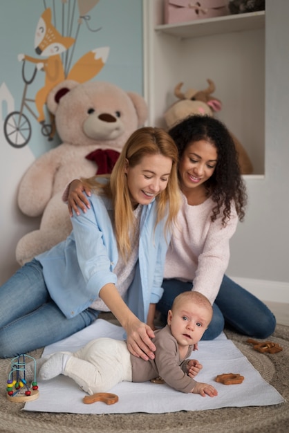 Família de duas mães tendo um bebê