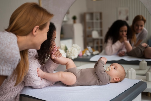 Família de duas mães tendo um bebê