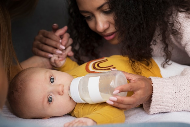 Família de duas mães tendo um bebê