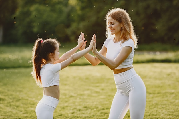 Família de esportes em um parque de verão