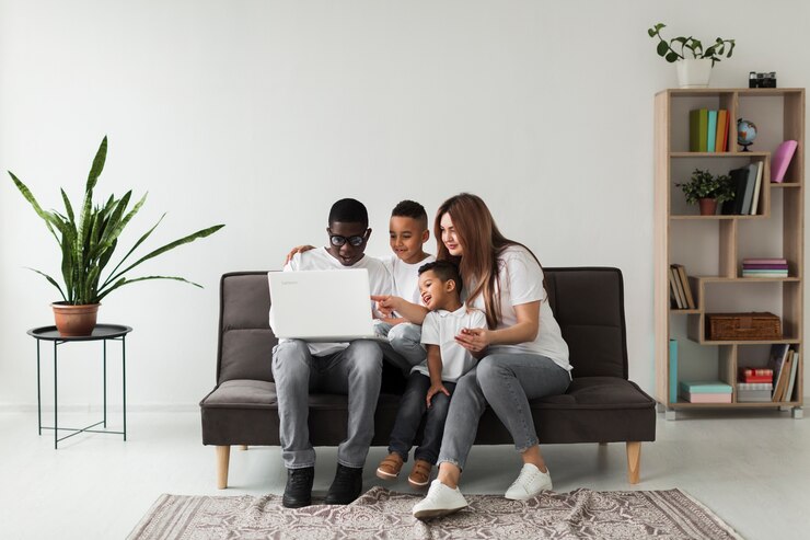 Foto grátis família de longa distância olhando juntos em um laptop