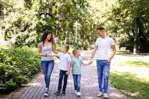 Foto grátis família de quatro para um passeio no parque