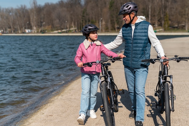 Família de tiro completo andando de bicicleta juntos