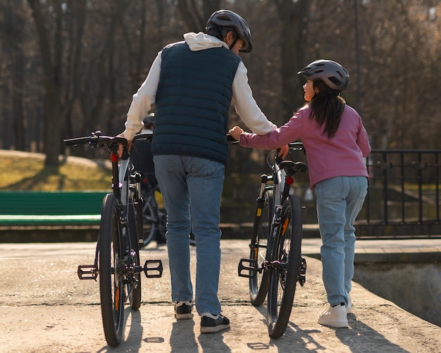 Família de tiro completo andando de bicicleta juntos