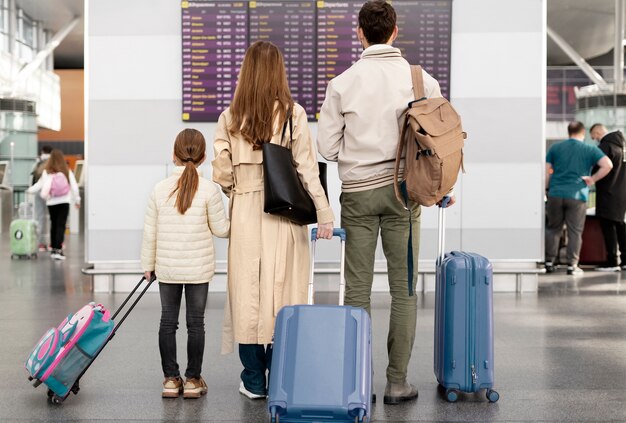 Família de tiro completo no aeroporto