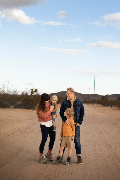 Família de tiro completo no deserto americano