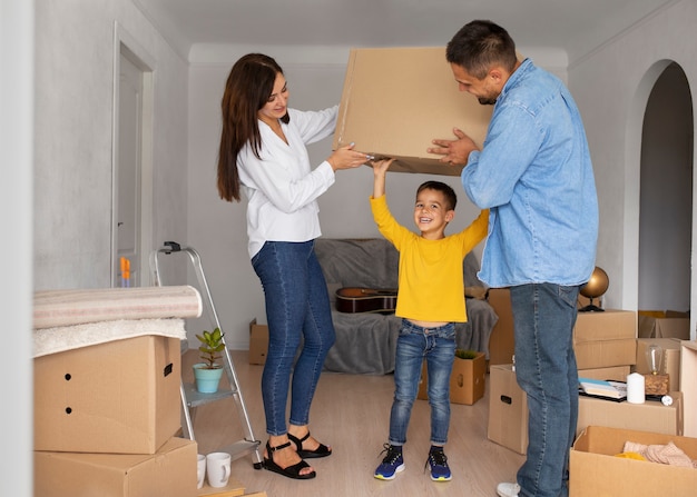 Foto grátis família de tiro completo pronta para se mudar para uma nova casa