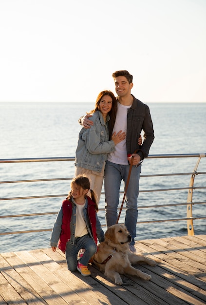 Foto grátis família de tiro completo saindo em um cais