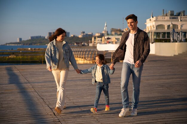 Família de tiro completo saindo em um cais