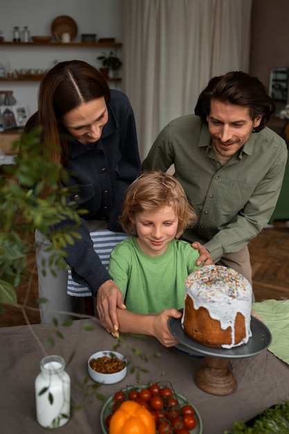 Foto grátis família de tiro médio celebrando a páscoa ortodoxa