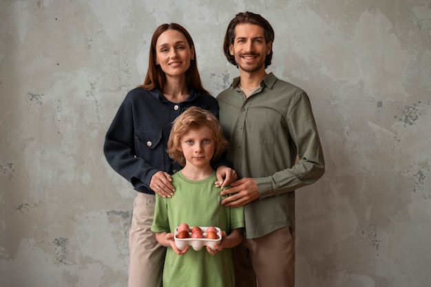 Foto grátis família de tiro médio celebrando a páscoa ortodoxa