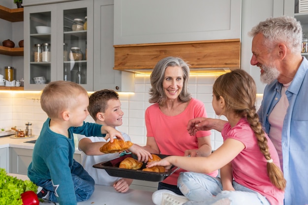 Família de tiro médio com croissants saborosos