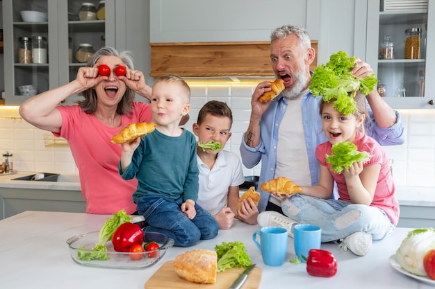 Família de tiro médio com legumes