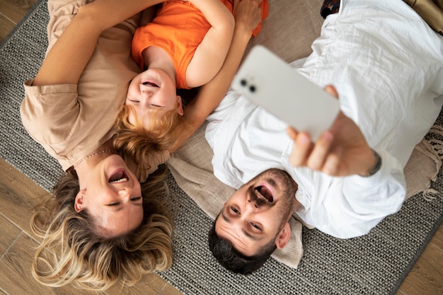 Família de tiro médio com smartphone