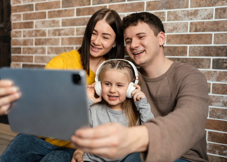 Foto grátis família de tiro médio com tablet