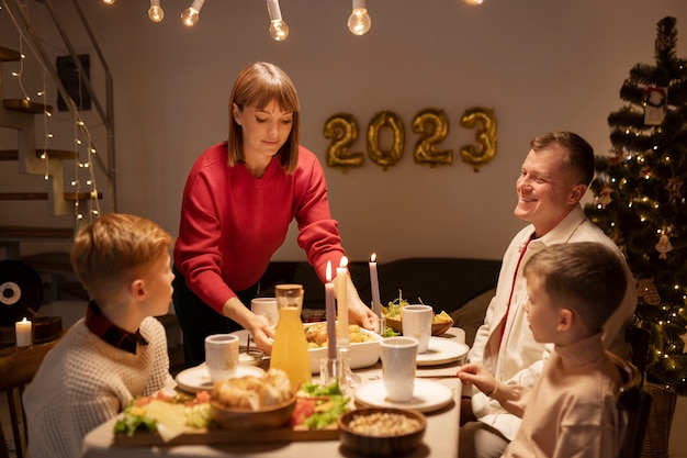 Família de tiro médio comemorando a véspera de ano novo