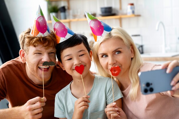 Família de tiro médio comemorando aniversário