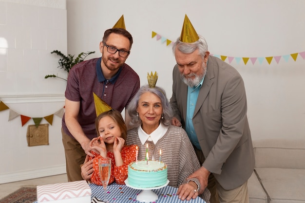 Foto grátis família de tiro médio comemorando aniversário