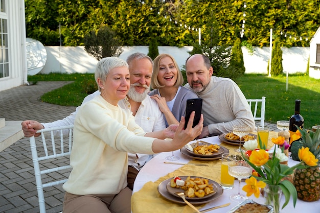 Foto grátis família de tiro médio comemorando aniversário