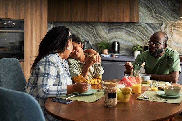 Família de tiro médio comendo junta