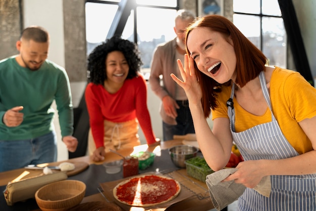 Família de tiro médio cozinhando pizza deliciosa