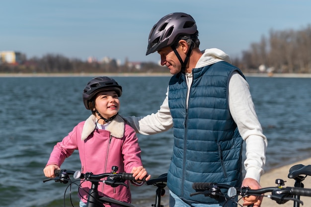 Foto grátis família de tiro médio pedalando juntos