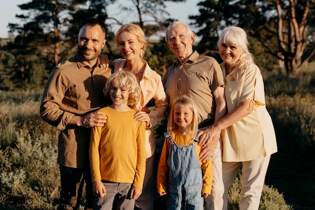 Família de tiro médio posando junta