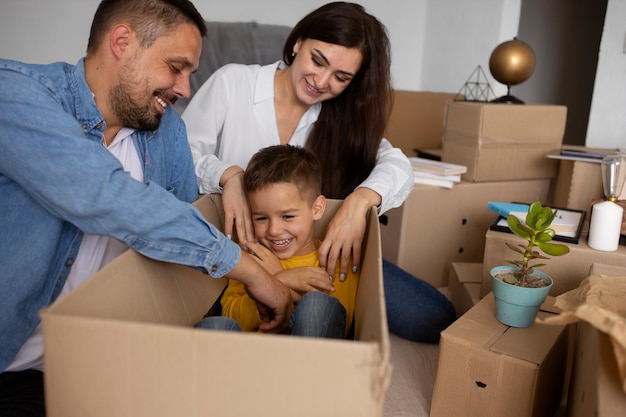 Foto grátis família de tiro médio pronta para se mudar para uma nova casa