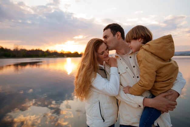 Foto grátis família de tiro médio saindo em um cais