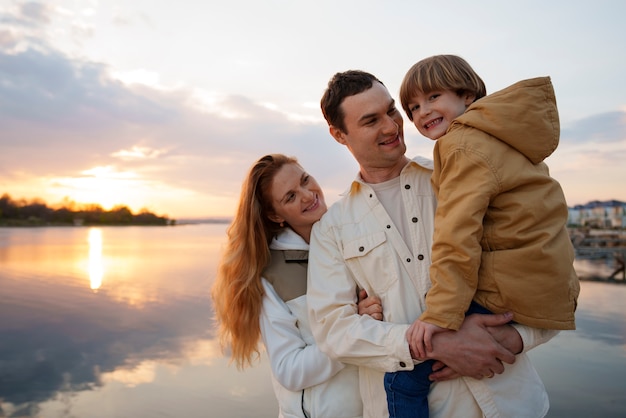 Família de tiro médio saindo em um cais