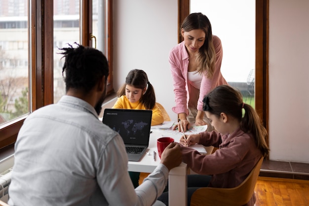 Família de tiro médio, sentado à mesa