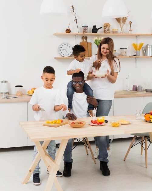 Família de tiro no escuro se divertindo ao fazer um pouco de comida