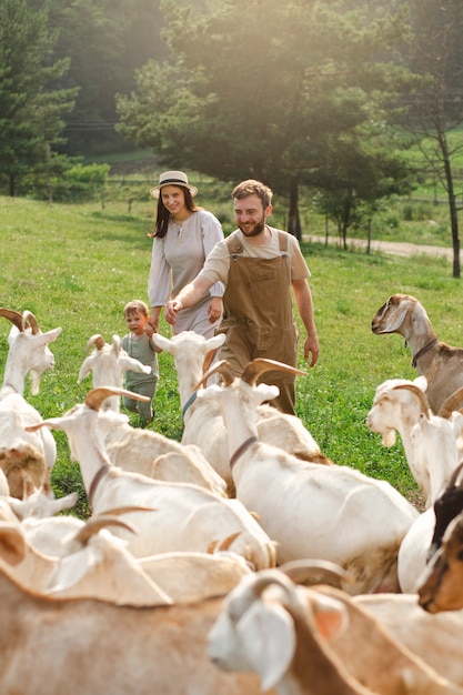 Foto grátis família de tiros completos que vive no campo