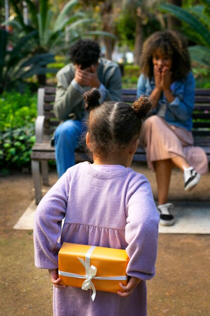 Família de três pessoas passando tempo juntos ao ar livre no dia dos pais