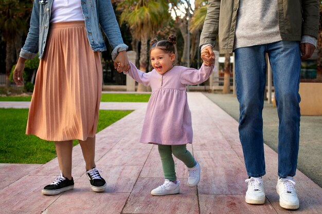 Família de três pessoas passando tempo juntos ao ar livre no dia dos pais