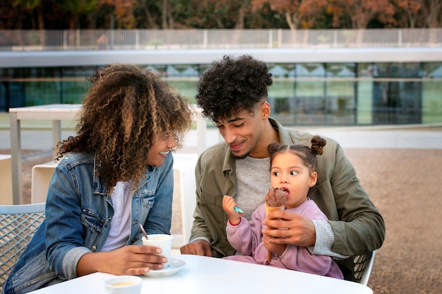 Família de três pessoas passando tempo juntos ao ar livre no dia dos pais