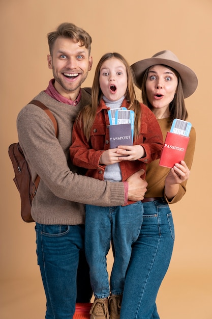 Família de três pessoas pronta para viajar com passaporte e passagens aéreas