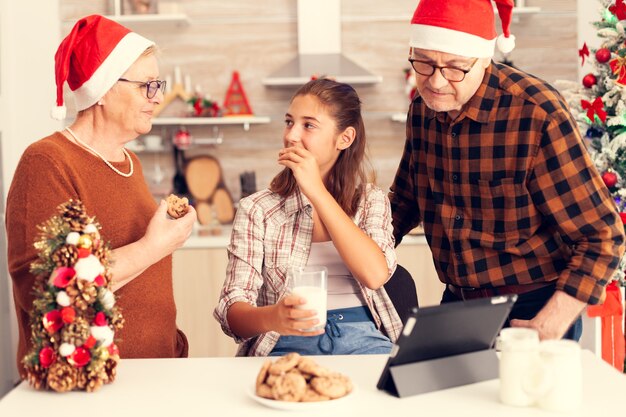 Família de várias gerações aproveitando a sobremesa no dia de natal