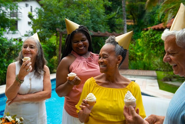 Família de vista frontal comemorando aniversário juntos