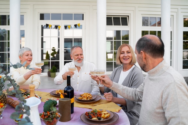 Família de vista frontal comemorando aniversário juntos