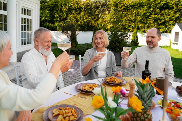 Foto grátis família de vista frontal comemorando aniversário juntos