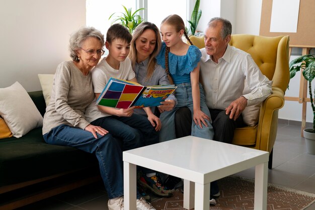 Família de vista frontal lendo quadrinhos juntos