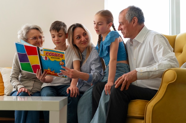 Família de vista frontal lendo quadrinhos juntos