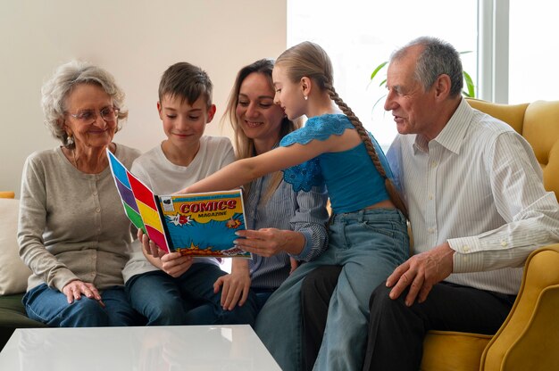 Família de vista frontal lendo quadrinhos juntos