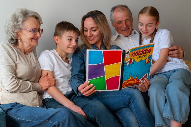 Família de vista frontal lendo quadrinhos juntos