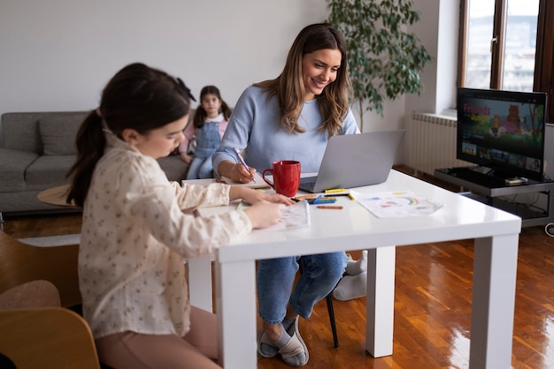 Foto grátis família de vista lateral sentada à mesa