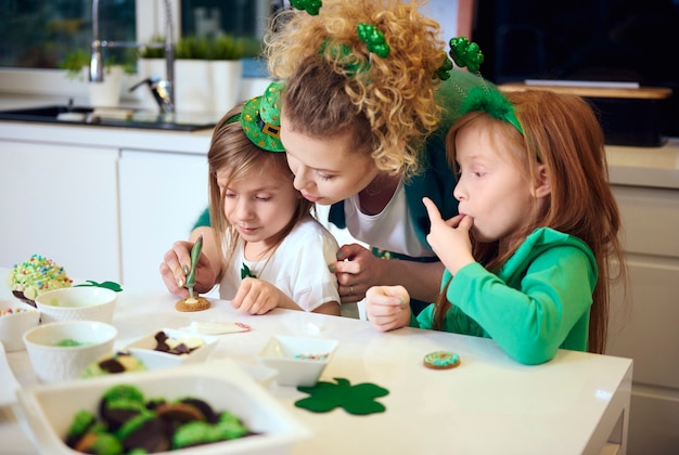 Família decorando biscoitos na cozinha